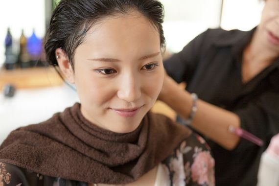 施術を受ける女性