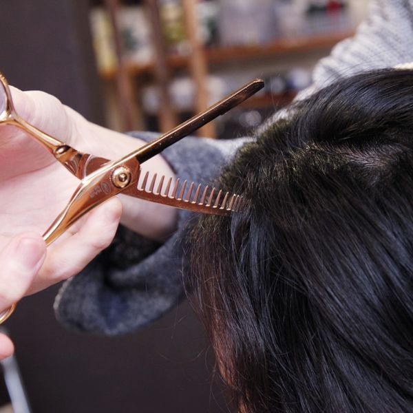 頑固なくせ毛をヘアリセッターでなおす。前髪、分け目、浮き襟足、ボリューム調整